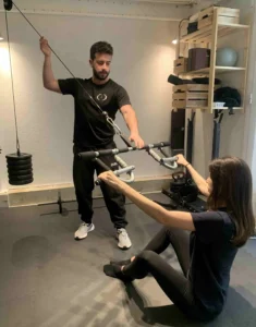Cliente mujer con entrenador personal en Barcelona Sants