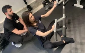 Mujer entrena fuerza con entrenador personal en Barcelona Sants