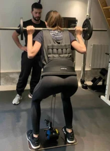 Mujer entrena fuerza en Barcelona Sants
