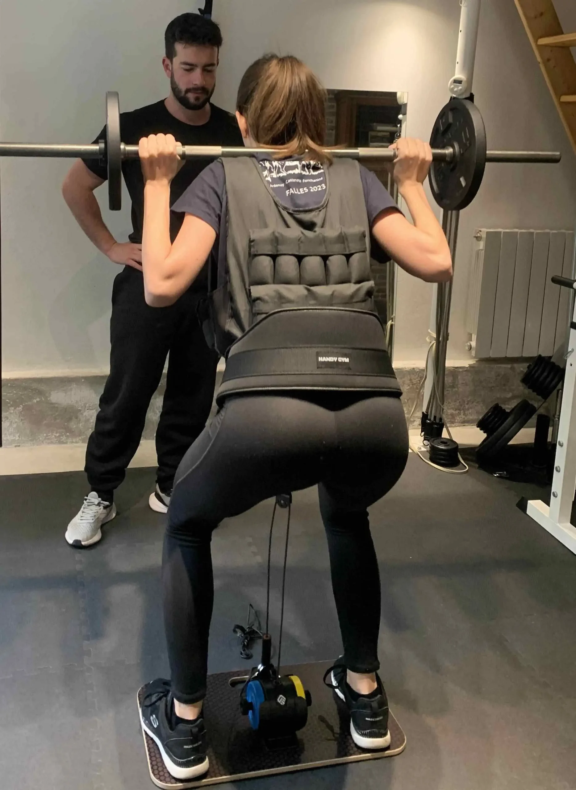 Mujer entrena fuerza en Barcelona Sants
