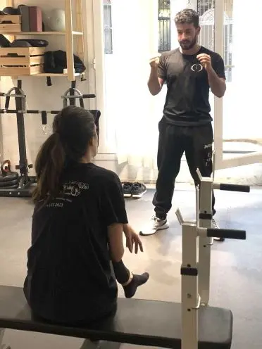 Entrenador personal instruyendo técnica a una alumna en Barcelona Sants