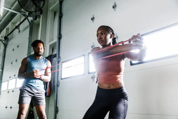Entrenador con mujer entrena fuerza 5